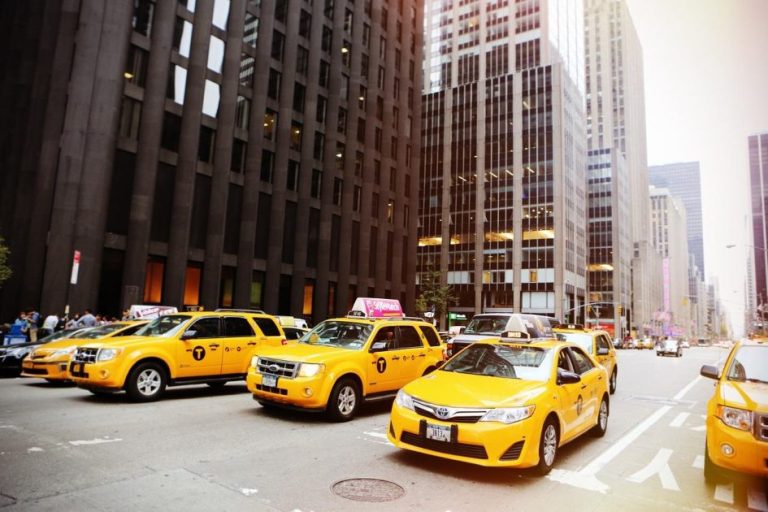 Stappen voor het boeken van een taxi via een online reserveringssysteem met locatie, voertuigkeuze en betaling