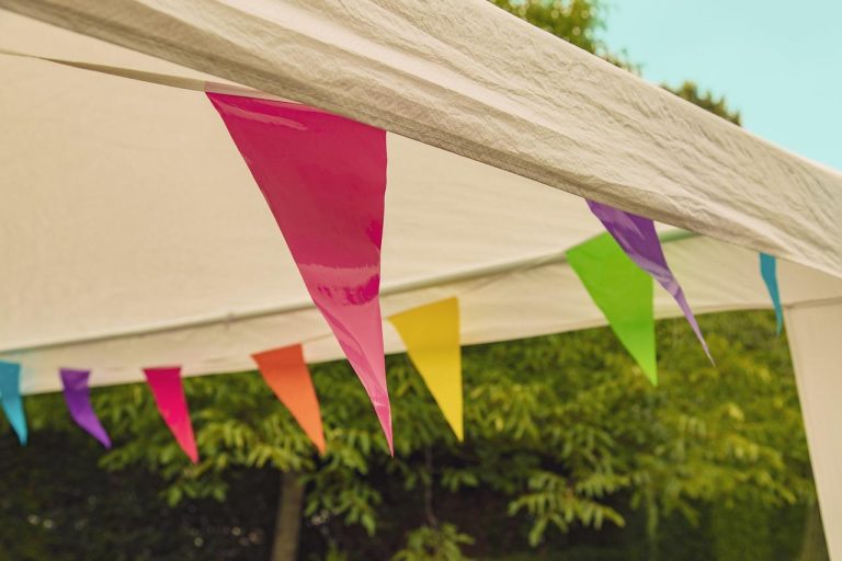 Home Stijlvolle feesttent huren met verlichting en decoratie voor een onvergetelijk feest