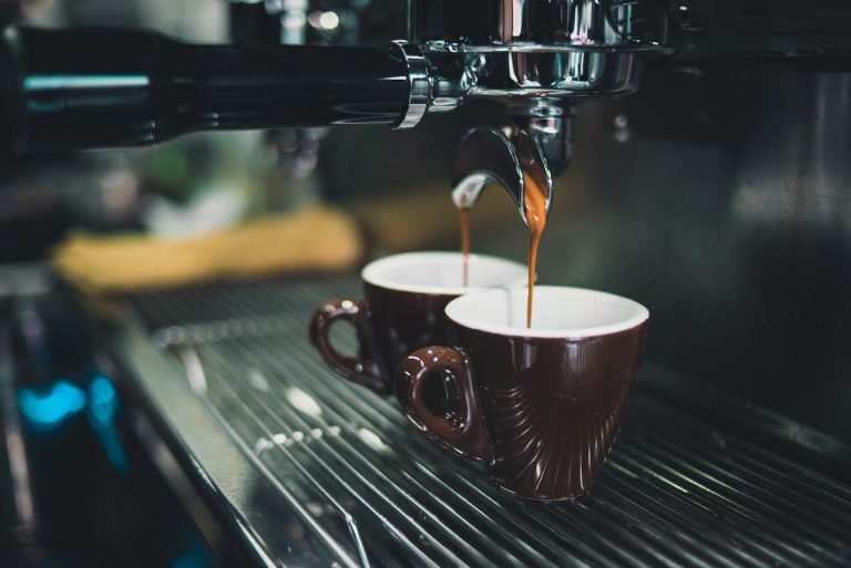 Professionele espresso apparatuur demonstreert de voordelen van thuis koffie zetten