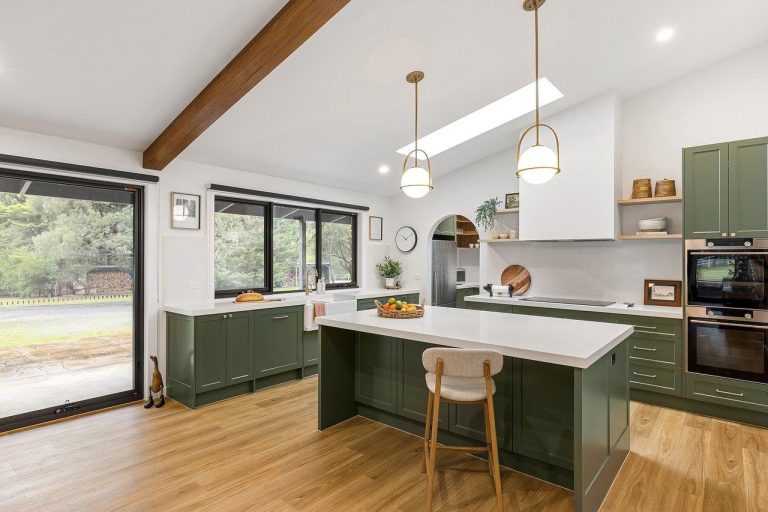 Luxe exclusieve keuken met marmeren werkblad, modern design en geavanceerde apparatuur die comfort en elegantie uitstraalt